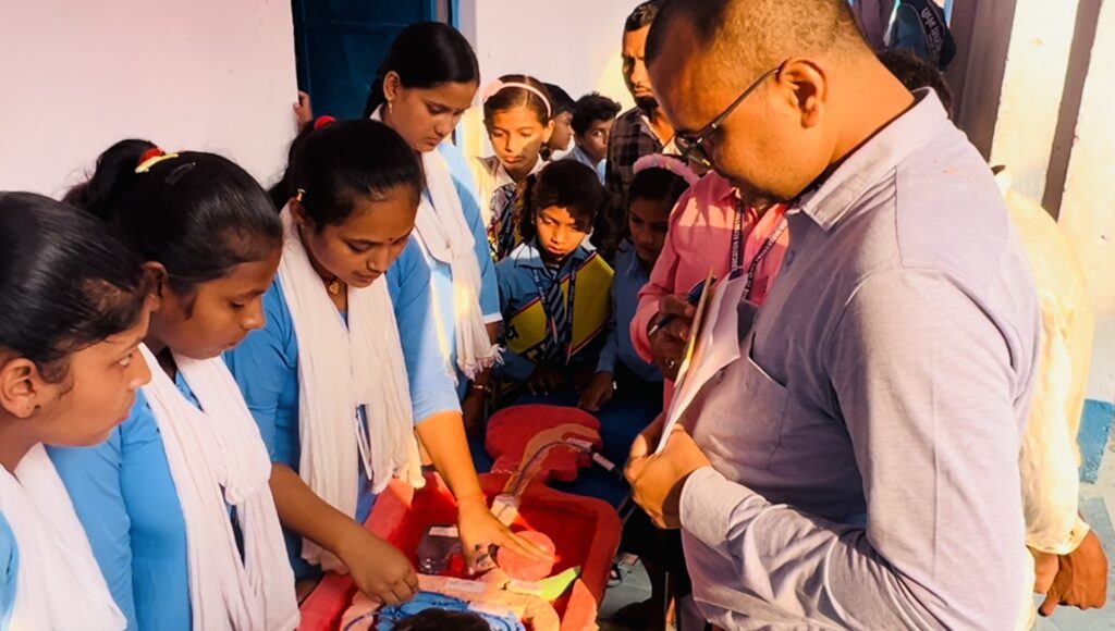 AppyCrowns-CEO-Om-Prakash-with-middle-schools-students