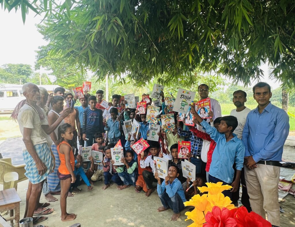 AppyCrowns-CEO-Om-Prakash-with-students